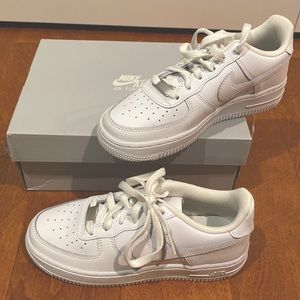 Nike Air Force. Size 4Y, fits a 6. (23cm). Never worn, still in the box😊